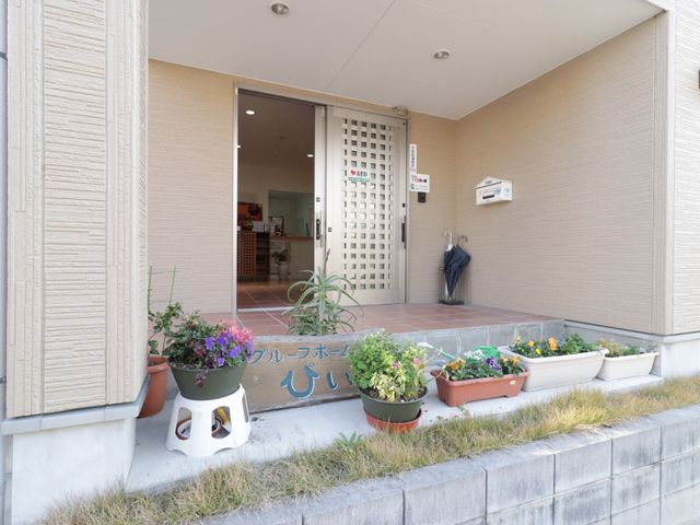 入口付近の緑ある外観