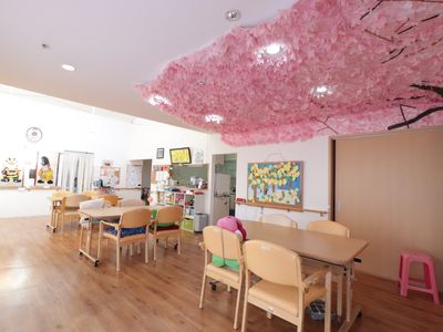 桜のデコレーションが施された共有空間
