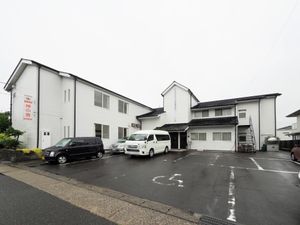 白い建物の外観