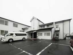 白い建物の外観