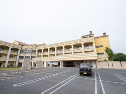 黄色の壁の建物エントランス