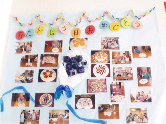壁に飾られたイベント写真