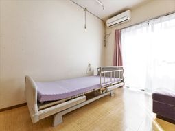 明るい窓側の居室