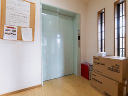 エレベーター前の廊下