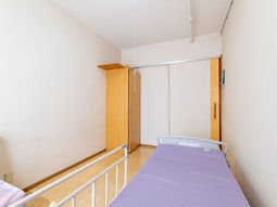 居室のベッドとクローゼット