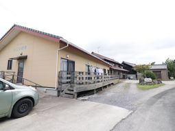 地上階のシンプルな建物