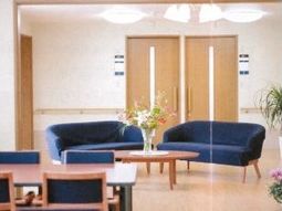 青いソファのあるロビー