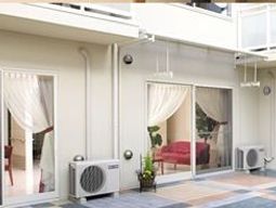 明るい居室の窓辺