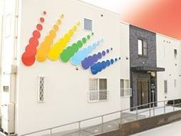 カラフルな外壁の建物