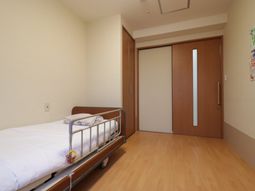 居室のベッドと扉