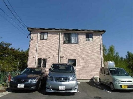 ピンクの外壁の建物