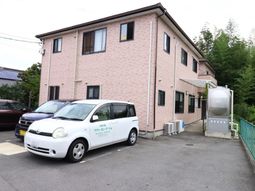 ピンクの壁が特徴の施設外観