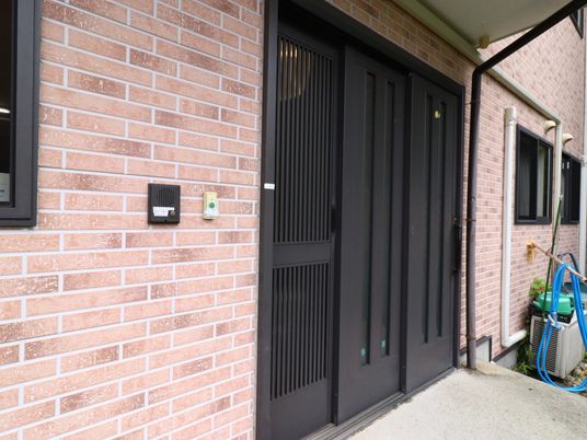 茶色い壁の施設入口