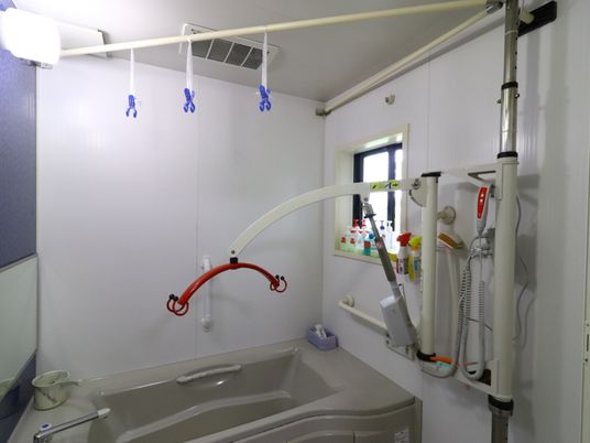 バリアフリー設計の浴室