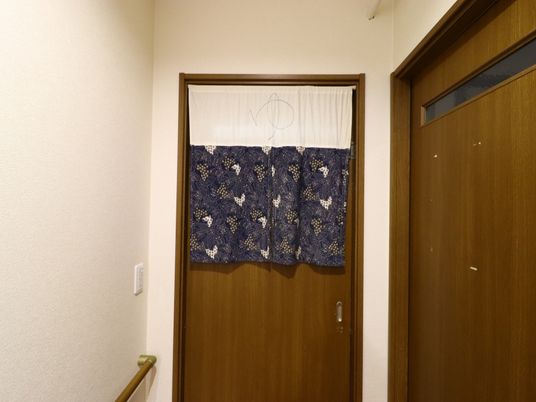 木目調の洋室の出入口