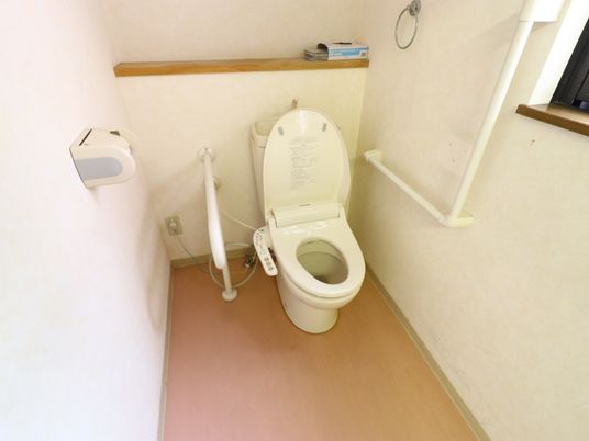 バリアフリー設計のトイレ