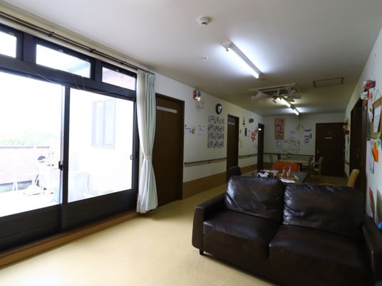 共有スペースの居心地の良い室内