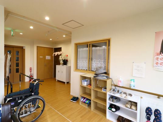 廊下に車椅子と靴棚