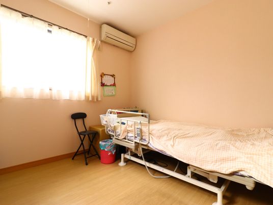 居室の明るい一室