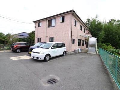 ピンクの壁の建物外観