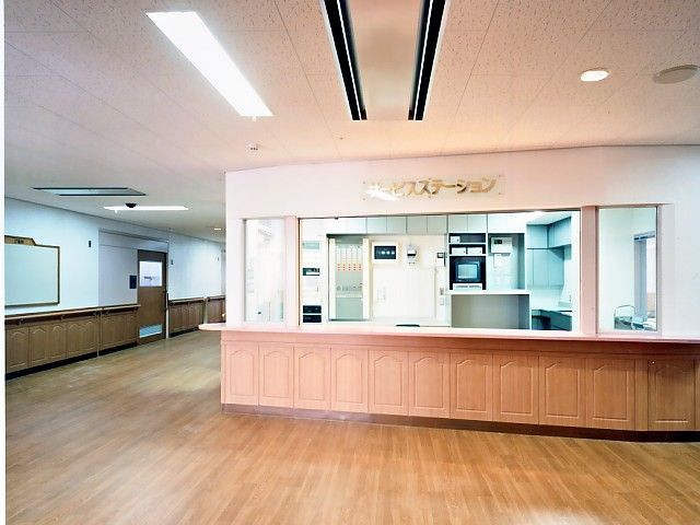 清潔なナースステーション フロント 明るく清潔なナースステーションで、安心して働ける環境です。