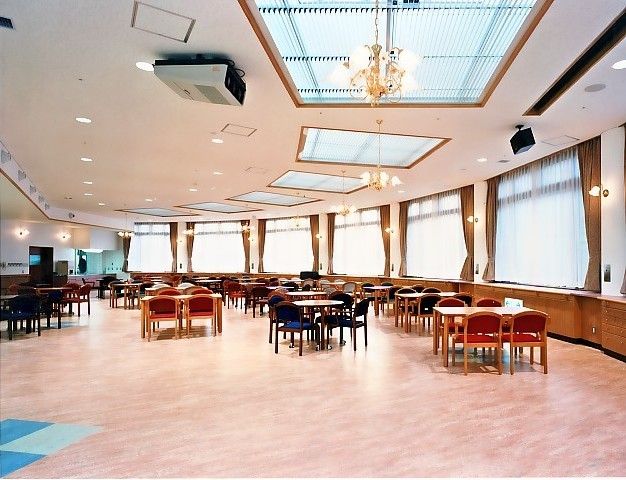 明るく広々としたダイニングルーム