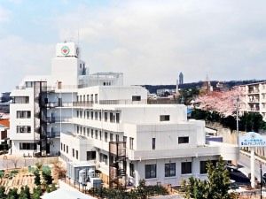 白い建物の外観  