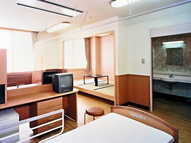 和室付き居室 居室 和室とベッドがある広々とした居住空間です。自然光がたっぷり差し込み、明るく快適です。
