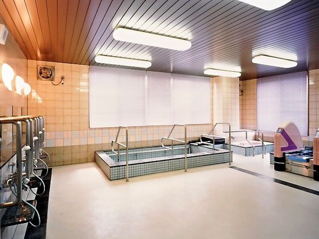開放的な浴室 浴室 明るい浴室は広々としており、利用者が快適に過ごせる工夫がされています。