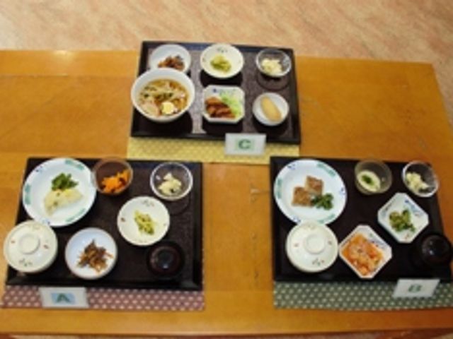 多彩な料理の食堂 食堂 色とりどりのお食事で、栄養バランスの取れたメニューを提供します。和やかな雰囲気も魅力です。