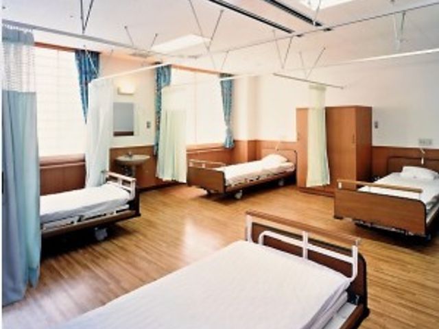 明るい多床室 居室 広々として明るい居室です。自然光がたっぷりと入る快適な空間で、リラックスできます。