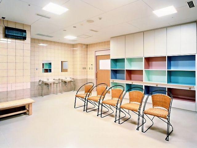 カラフルな収納棚の室内 内観 明るい空間にカラフルな収納棚が並び、利用者の快適な過ごしやすさを考慮しています。