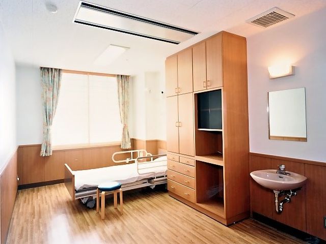 照明が効いた居室 居室 自然光が入る居室は、木目調の家具で落ち着いた雰囲気です。明るく快適な空間で過ごせます。