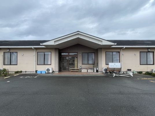 落ち着いた外観の建物