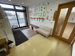 掲示物とソファの廊下