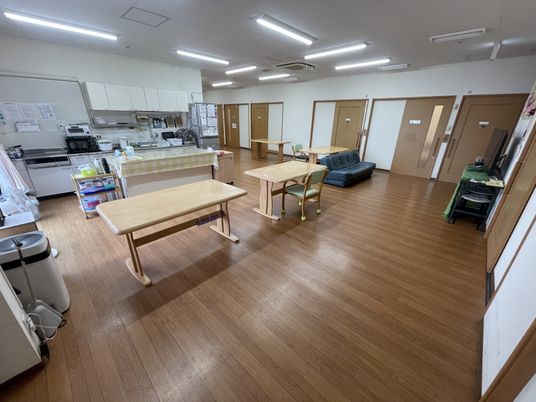 広々とした室内の共有スペース