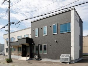 灰色の外壁の建物外観