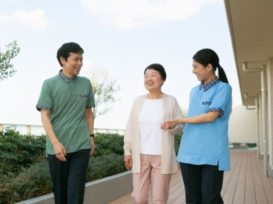 職員と入居者が談笑するテラス  