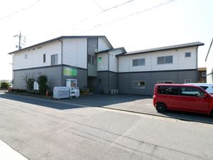 施設の明るい外観