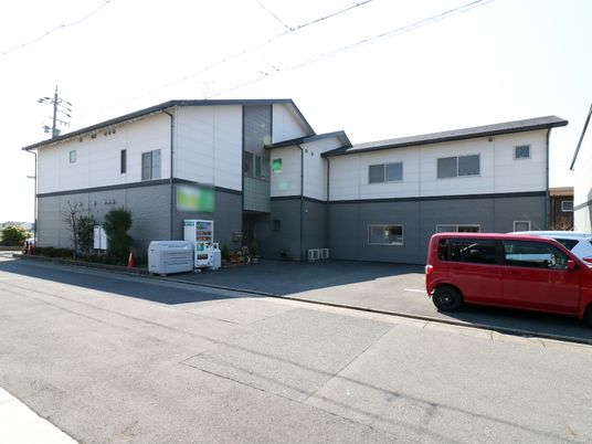 施設の明るい外観