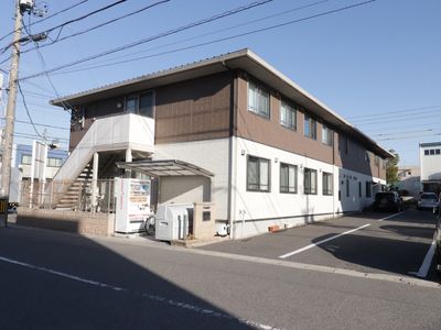 外観の明るい建物