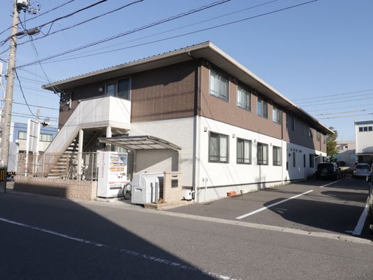 外観の明るい建物