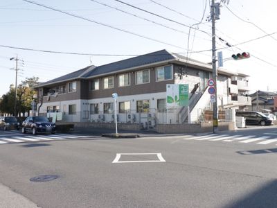 施設の外観と交差点