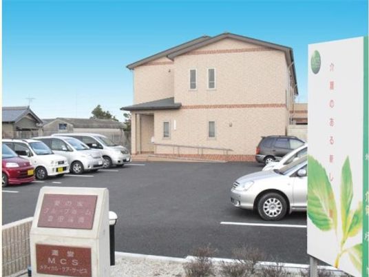 ケアハウス外観と駐車場
