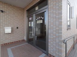 明るいエントランス外観