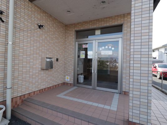 明るいエントランス前