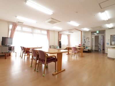 共有スペースの広々とした部屋