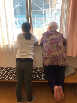 窓辺で寄り添う二人の様子