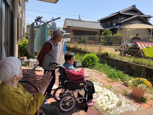 庭でリラックスする人々