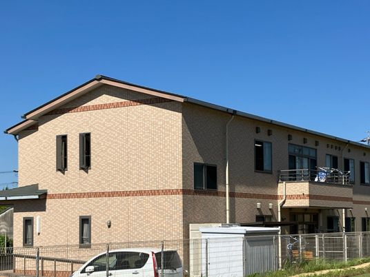 明るい日差しの2階建て施設